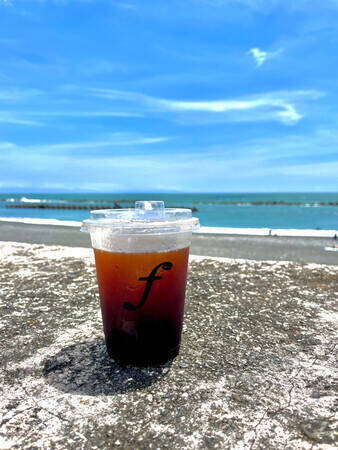 静岡の“海の見えるコーヒーショップ”が抜群におしゃれ。開放的なテラスにギャラリーもあるって素敵じゃない？