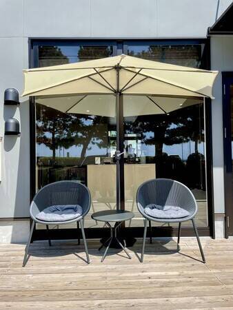 静岡の“海の見えるコーヒーショップ”が抜群におしゃれ。開放的なテラスにギャラリーもあるって素敵じゃない？