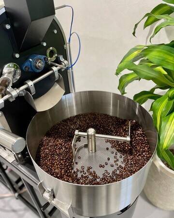 静岡の“海の見えるコーヒーショップ”が抜群におしゃれ。開放的なテラスにギャラリーもあるって素敵じゃない？