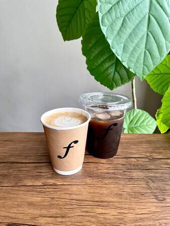 静岡の“海の見えるコーヒーショップ”が抜群におしゃれ。開放的なテラスにギャラリーもあるって素敵じゃない？