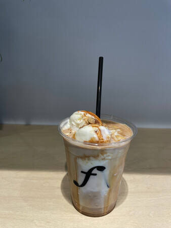 静岡の“海の見えるコーヒーショップ”が抜群におしゃれ。開放的なテラスにギャラリーもあるって素敵じゃない？