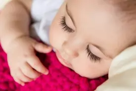 赤ちゃんはみんなバンザイポーズで眠るって本当 万歳寝 に隠されたオドロキの理由 15年9月25日 エキサイトニュース