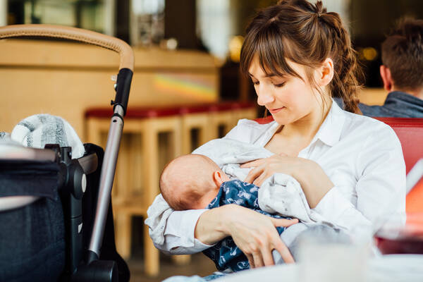 意外と見られている 外出先での授乳 困ったエピソード 19年3月日 エキサイトニュース