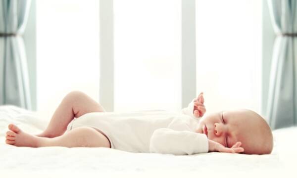 なぜ赤ちゃんはベッドに置くと 敏感に反応するの 背中スイッチ 対策 19年2月28日 エキサイトニュース