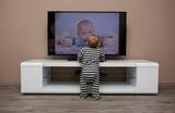「「赤ちゃん向け番組禁止」の国も！テレビが与える怖い影響とは」の画像1