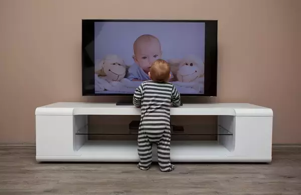 「「赤ちゃん向け番組禁止」の国も！テレビが与える怖い影響とは」の画像