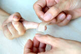 「ハサミで子どもが指を切っちゃった…！取れにくい絆創膏の貼り方【指編】」の画像7