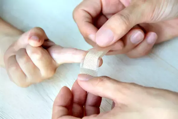 「ハサミで子どもが指を切っちゃった…！取れにくい絆創膏の貼り方【指編】」の画像
