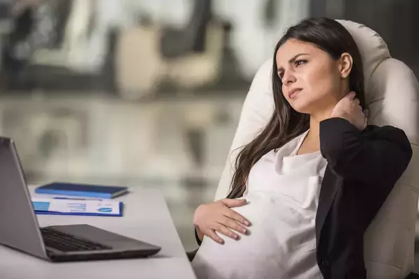 「無理しすぎに注意！「妊娠中の仕事」でツラかったエピソード3選」の画像