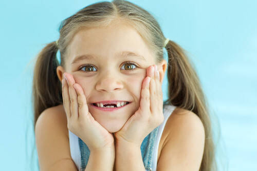 子どもの歯がグラグラしてきた、歯科医に行くべき？「正しい乳歯の抜き方」は？