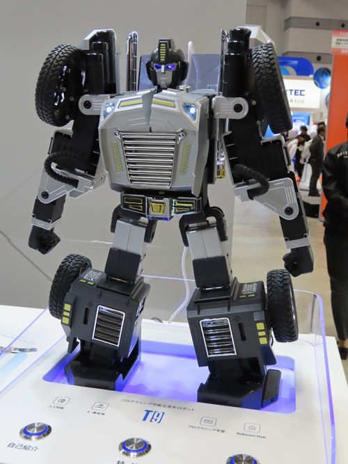 クルマからヒューマノイドに変形するロボ登場