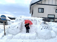 トトロとネコバスの雪像を家庭で手作り！　「稲荷前」の停留所まで再現した大作に「雪まつりレベル」と称賛