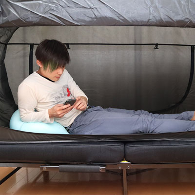 ベッドの上に固定できる「ベッドdeテント」