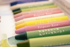 さくらんぼやブロッコリー　廃棄される農作物を使ったクレヨンを北海道のワイナリーが販売