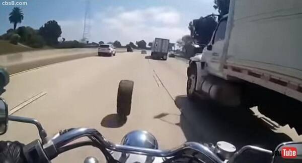 危ないと感じた時にはもう遅い 高速道路を走るバイクに向かってタイヤが転がってくる事故映像が怖すぎる 21年4月8日 エキサイトニュース