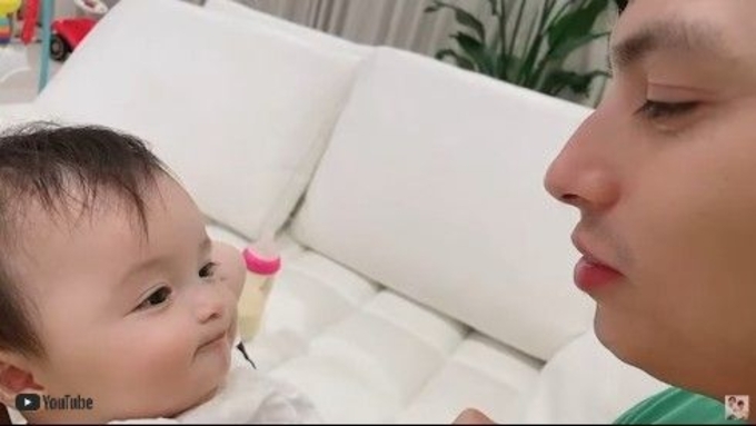 ソックリ アレク 娘の 酸っぱい顔 Shotに反響 綺麗で美人な赤ちゃん 21年5月11日 エキサイトニュース