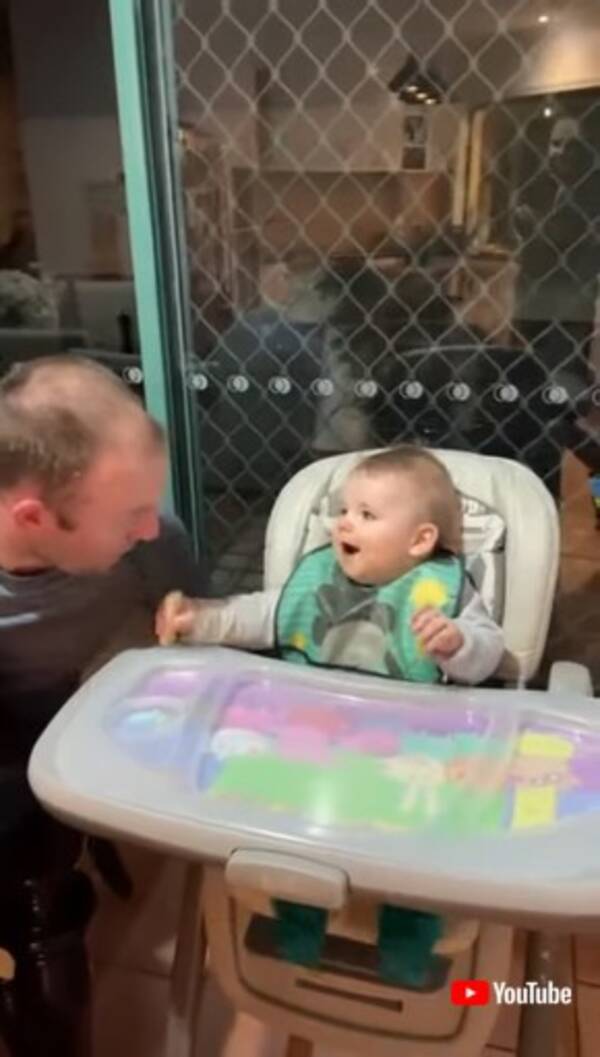パパ 食べ物わけて 赤ちゃん ブンッ 食べ物が大好きな男の子が見せた素早い動きにパパ爆笑 21年8月10日 エキサイトニュース