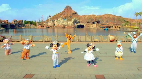 東京ディズニーシーが周年を記念した動画を公開 輝くコスチュームのミッキーマウスとキャストが笑顔でお祝い 21年9月3日 エキサイトニュース