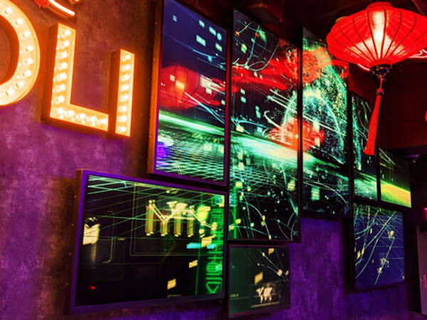 カラフルなディストピアを味わえる サイバーパンクなカラオケ店が京都にオープン 21年10月1日 エキサイトニュース