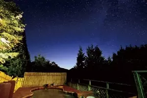 摩訶不思議 天井の穴から 光と空 の天体ショーがみえる宿 2013年10月28日 エキサイトニュース