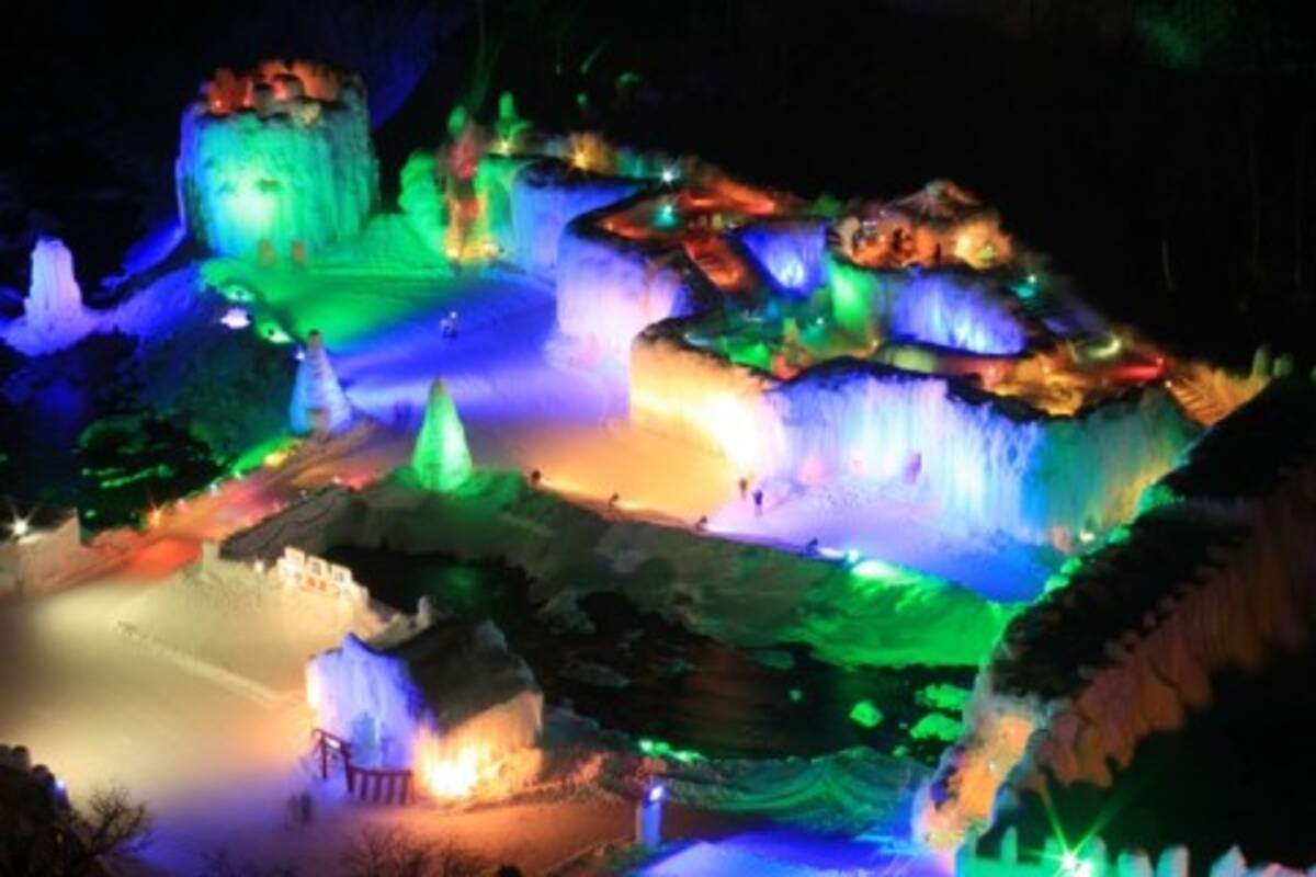凍った滝 氷瀑が七色の光に包まれる 幻想的な 層雲峡温泉 氷瀑まつり に感動 北海道 17年1月17日 エキサイトニュース