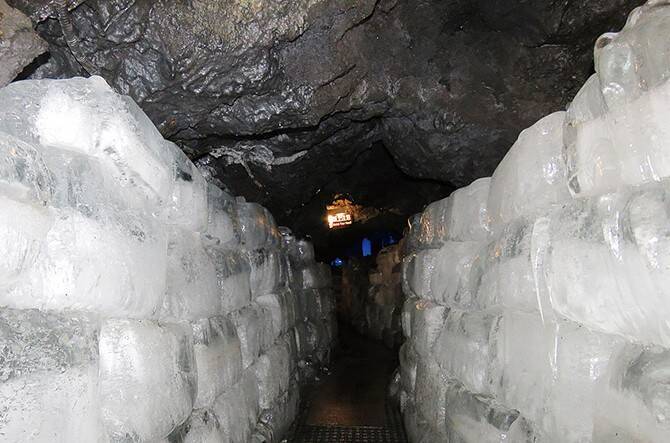 夏でも気温3度 涼しいを通り越した寒 い氷穴で夏旅行 山梨 17年7月29日 エキサイトニュース