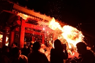 起源や由来は一切不明！火に突っ込む謎の白装束…大分県の奇祭「ケベス祭」とは？