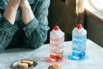 昭和レトロな食器『アデリアレトロ』から人気柄”アデリアラプソディー”限定色グラスペアセットが発売