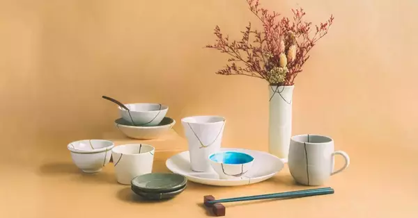 デッドストックの陶磁器をカラフルな色漆を用いて金継ぎリメイクした「継皿(TSUGI-SARA)」が発売