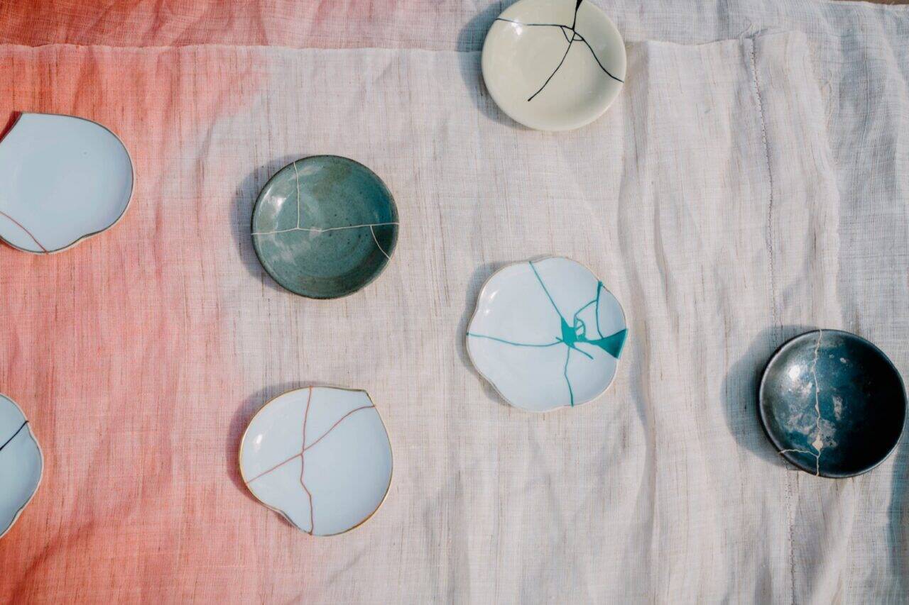 デッドストックの陶磁器をカラフルな色漆を用いて金継ぎリメイクした「継皿(TSUGI-SARA)」が発売