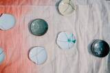 「デッドストックの陶磁器をカラフルな色漆を用いて金継ぎリメイクした「継皿(TSUGI-SARA)」が発売」の画像3