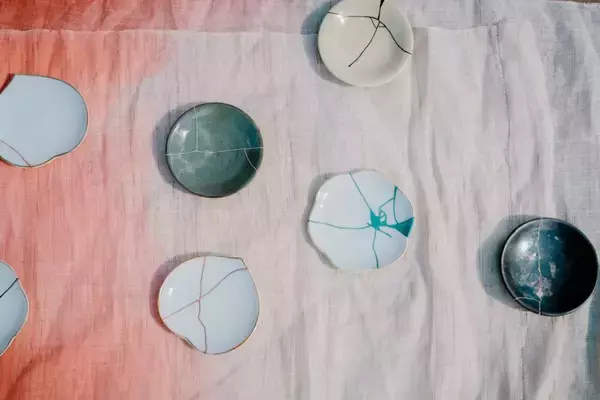 「デッドストックの陶磁器をカラフルな色漆を用いて金継ぎリメイクした「継皿(TSUGI-SARA)」が発売」の画像