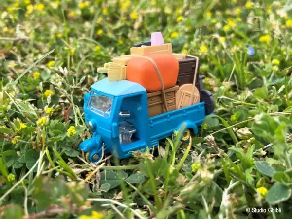 「『となりのトトロ』より、冒頭の引越しシーンで登場した「オート三輪」がトミカに！「魔女の宅急便 ジジ」も発売」の画像