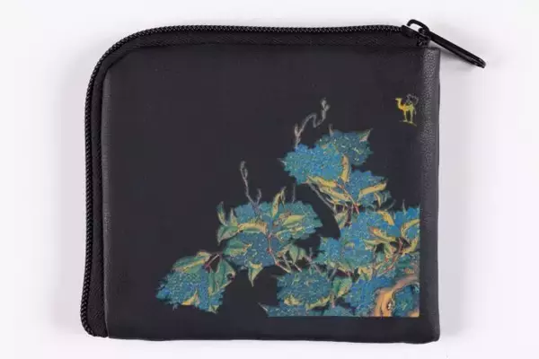 「「サライ 8月号」の付録に伊藤若冲の傑作『紫陽花双鶏図』をあしらったミニ財布が登場！」の画像