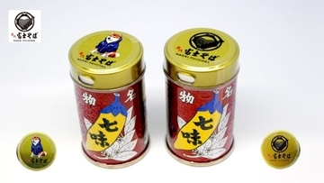 【限定発売】柴犬デザインも！富士そば×八幡屋磯五郎がコラボ、オリジナル缶入り七味唐辛子が登場