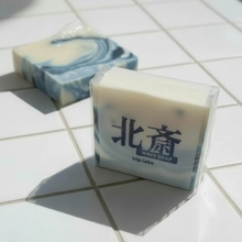 葛飾北斎の名作「富嶽三十六景 神奈川沖浪裏」がデザインモチーフの『北斎石鹸』が新発売！