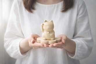 古来から愛される招き猫を現代に合わせリデザイン！招き猫「URUSHI 漆」がステキ