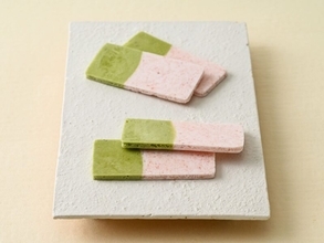 “抹茶”の深みと“あまおう”の甘酸っぱさ♡板あめ 羽一衣「抹茶×あまおう」が季節限定発売！