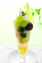 こぼれんばかりのマスカット♡伊藤久右衛門から季節限定の「シャインマスカット抹茶パフェ」が登場！