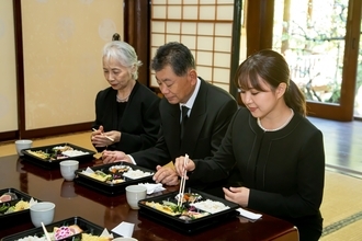 法事での食事をなぜ「お斎（おとき）」と呼ぶ？御霊供膳を下げてから食べる…仏教的には正解です