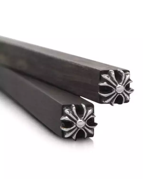 「シルバーアクセサリーの「クロムハーツ」からなんと”お箸”が発売！お値段は3万超え」の画像