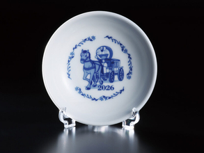 2026年干支の馬とドラえもんをデザイン！ノリタケ製「ドラえもん ミニ・イヤープレート」が『サライ』の付録に登場