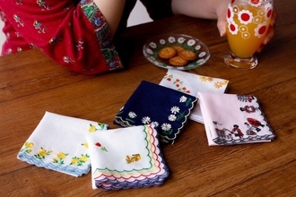 昭和なガラス食器「アデリアレトロ」のレトロ可愛いデザインを使用したハンカチが懐かしくて素敵！