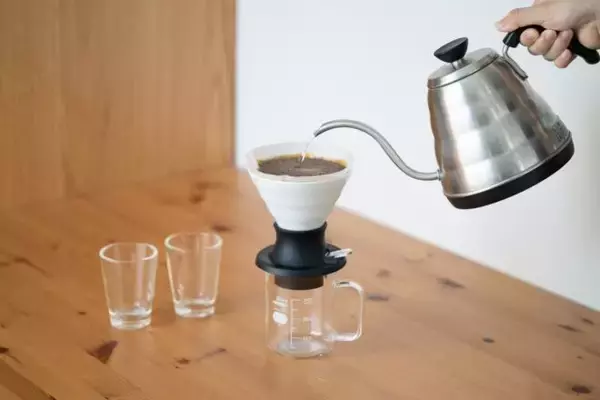 伝統的な磁器で至福の一杯を。HARIOから有田焼を素材に使用した浸漬式コーヒードリッパーが発売
