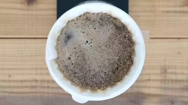 「伝統的な磁器で至福の一杯を。HARIOから有田焼を素材に使用した浸漬式コーヒードリッパーが発売」の画像
