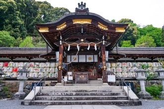 お酒の神様をまつる京都・嵐山「松尾大社」酒造家に愛される神社の歴史と信仰