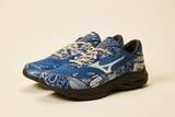 「ミズノから様々な藍染の技法で染め上げられた特別モデル「WAVE RIDER β DYED BY BUAISOU」が登場」の画像1