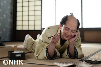 「べらぼう」まさかの”劇中劇”で蔦重の仇討ちを展開！笑いと涙の異例回で、笑顔を取り戻した誰袖