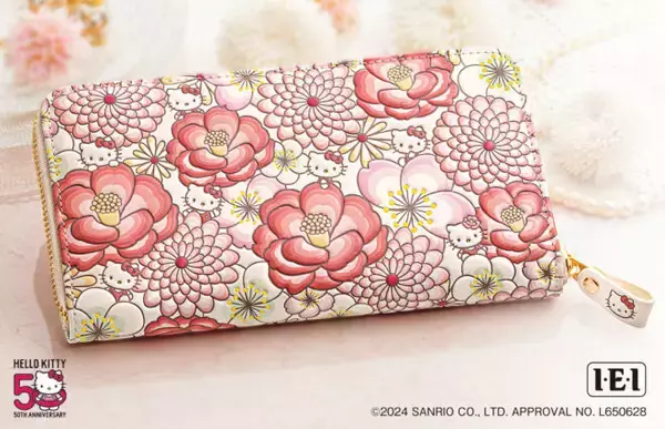 ハローキティと美しい吉祥の花々がデザインされた、日本伝統の革工芸 