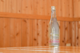 人気銘柄「冩樂」の酒蔵と「日本香堂」が共同開発した日本酒『暁霞-AKIGASUMI-』が発売